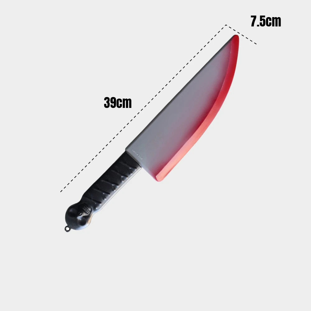 Accessoires factices sanglants d’Halloween, hache, tronçonneuse et couteaux