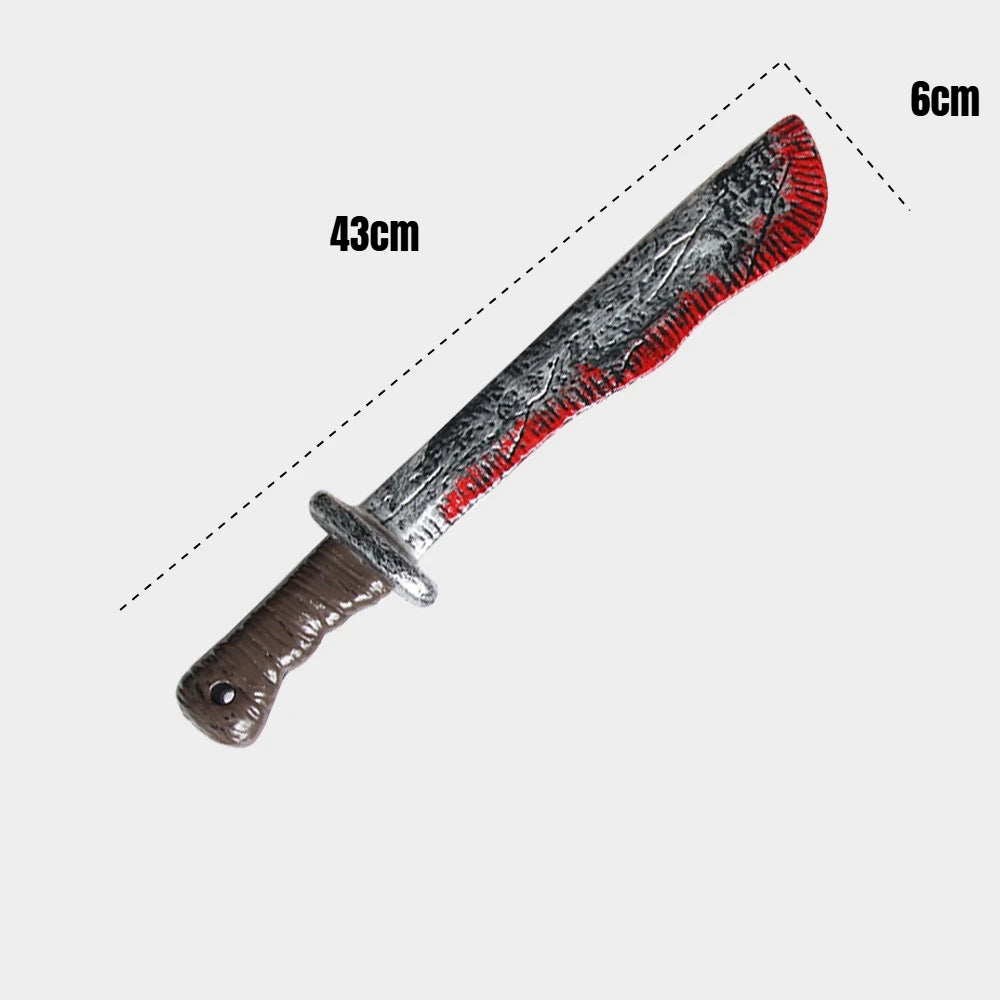 Accessoires factices sanglants d’Halloween, hache, tronçonneuse et couteaux