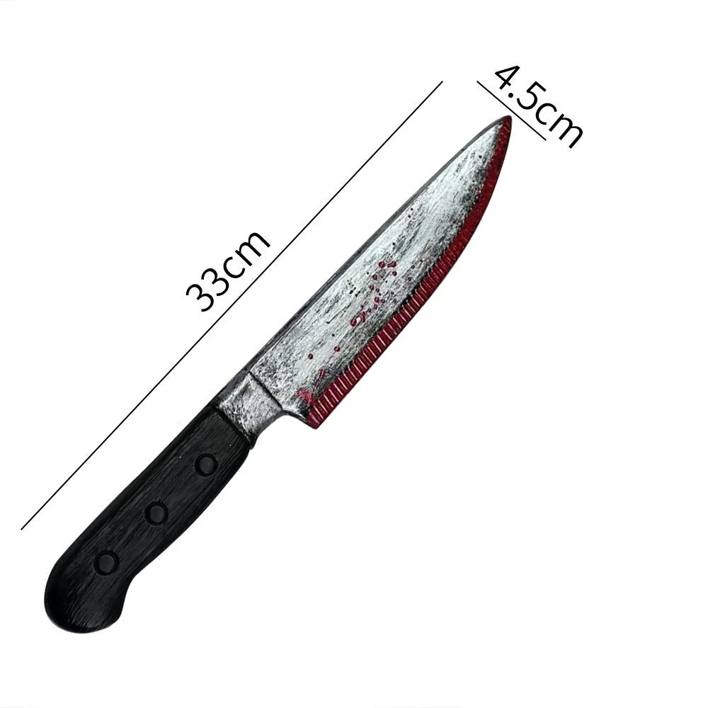 Accessoires factices sanglants d’Halloween, hache, tronçonneuse et couteaux