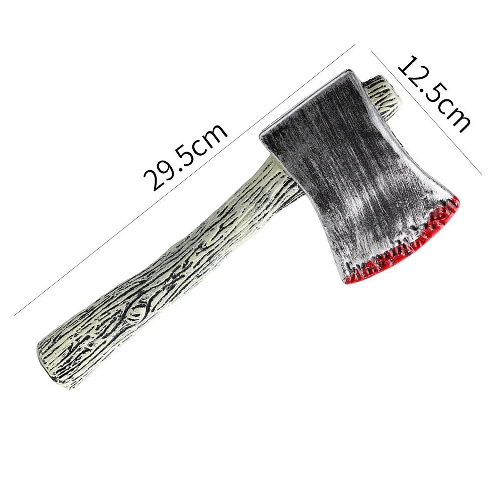 Accessoires factices sanglants d’Halloween, hache, tronçonneuse et couteaux