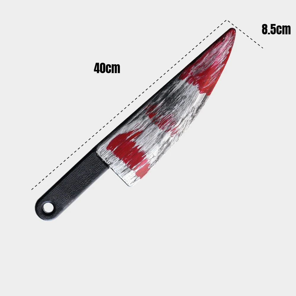 Accessoires factices sanglants d’Halloween, hache, tronçonneuse et couteaux