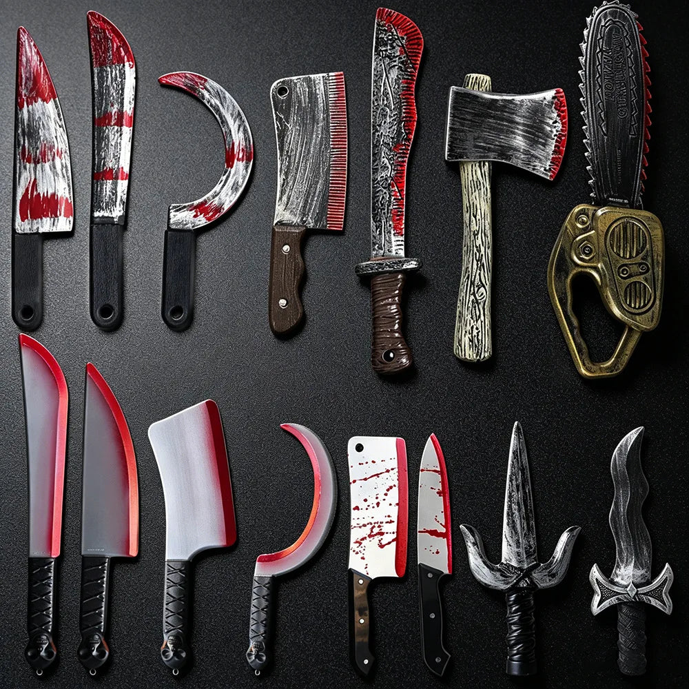 Accessoires factices sanglants d’Halloween, hache, tronçonneuse et couteaux